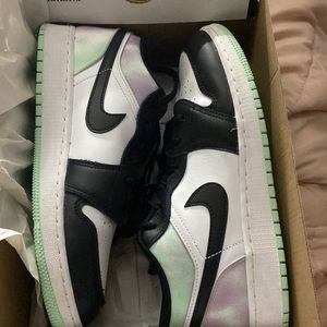 Air Jordan’s 1 low se size 7y